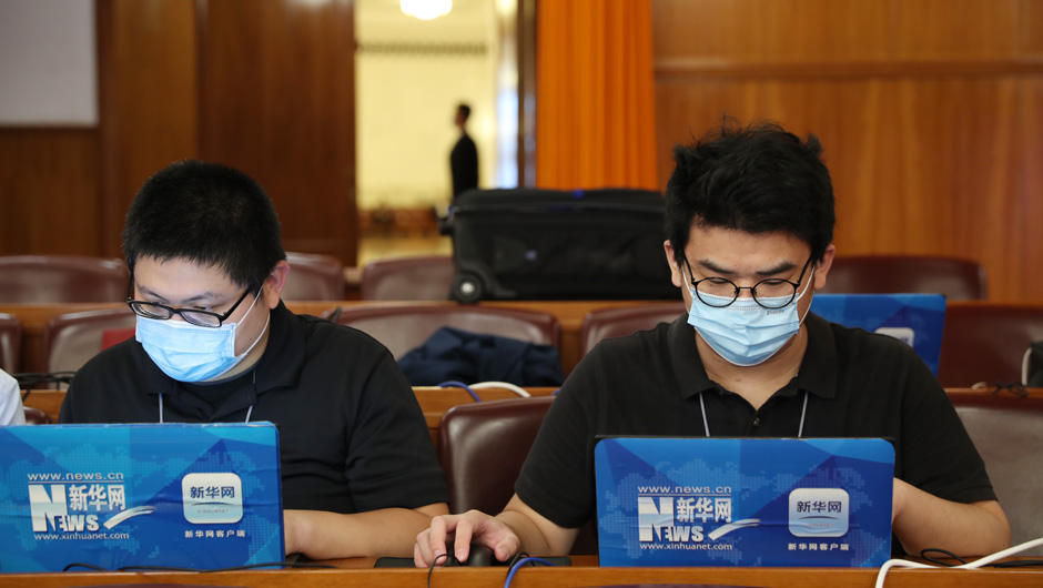 新华网直播团队正在进行准备工作