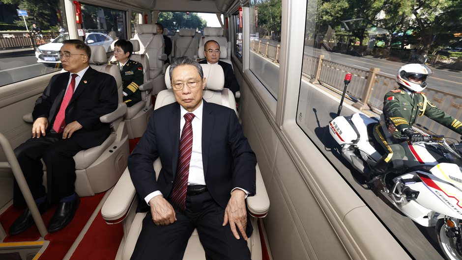 国家勋章和国家荣誉称号获得者乘坐礼宾车前往人民大会堂