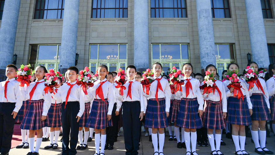 国家勋章和国家荣誉称号获得者在人民大会堂受到热烈欢迎