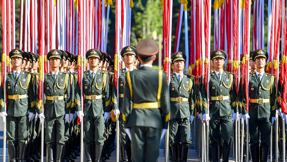 国家勋章和国家荣誉称号获得者在人民大会堂受到热烈欢迎