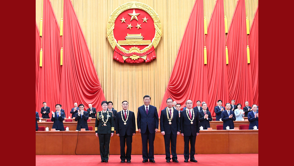 习近平向国家勋章和国家荣誉称号获得者颁授勋章奖章