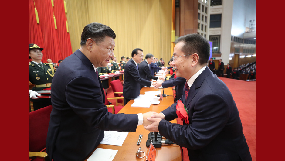 习近平等为受表彰的全国抗击新冠肺炎疫情先进个人颁奖