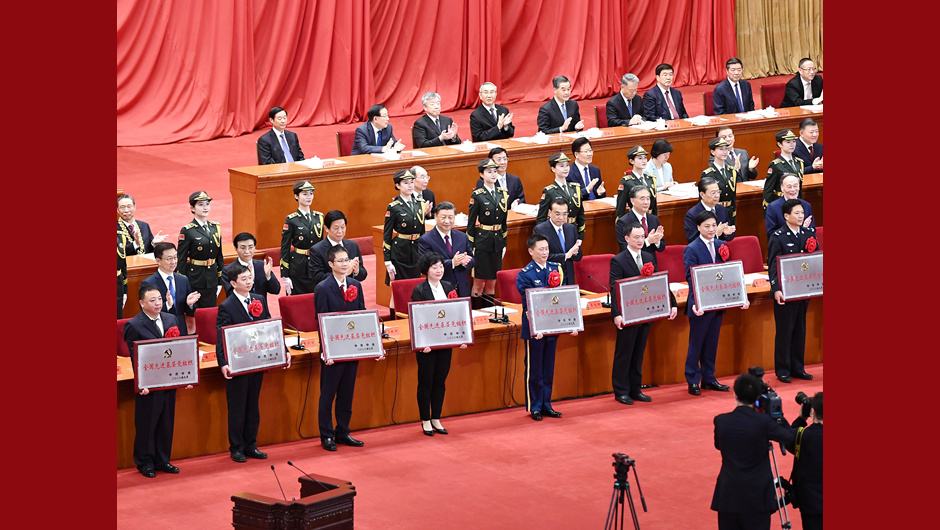 习近平等为受表彰的全国先进基层党组织代表颁奖