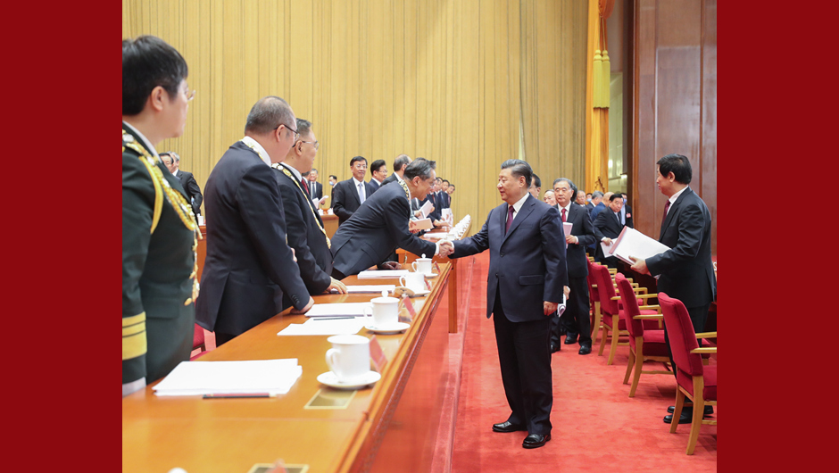 习近平同国家勋章和国家荣誉称号获得者亲切交流