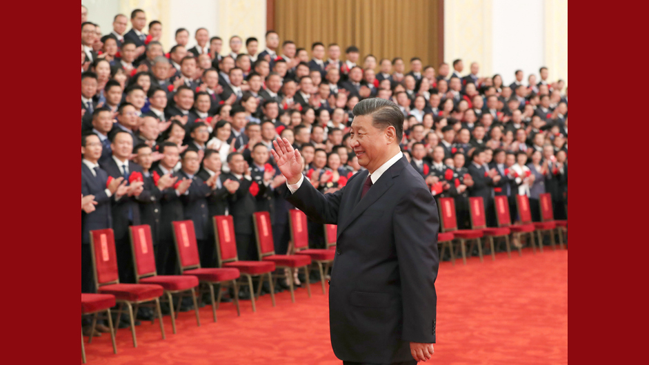 习近平向大家挥手致意