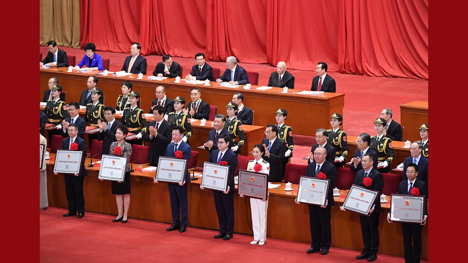 习近平等为受表彰的全国抗击新冠肺炎疫情先进集体代表颁奖