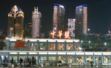 我在黄浦江边，等待网络媒体论坛的到来……