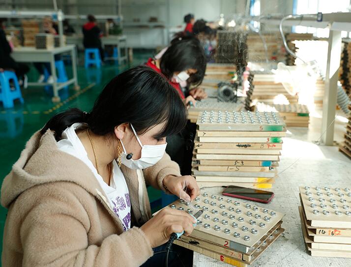 新疆阿图什：产业来帮扶 挣钱顾家两不误