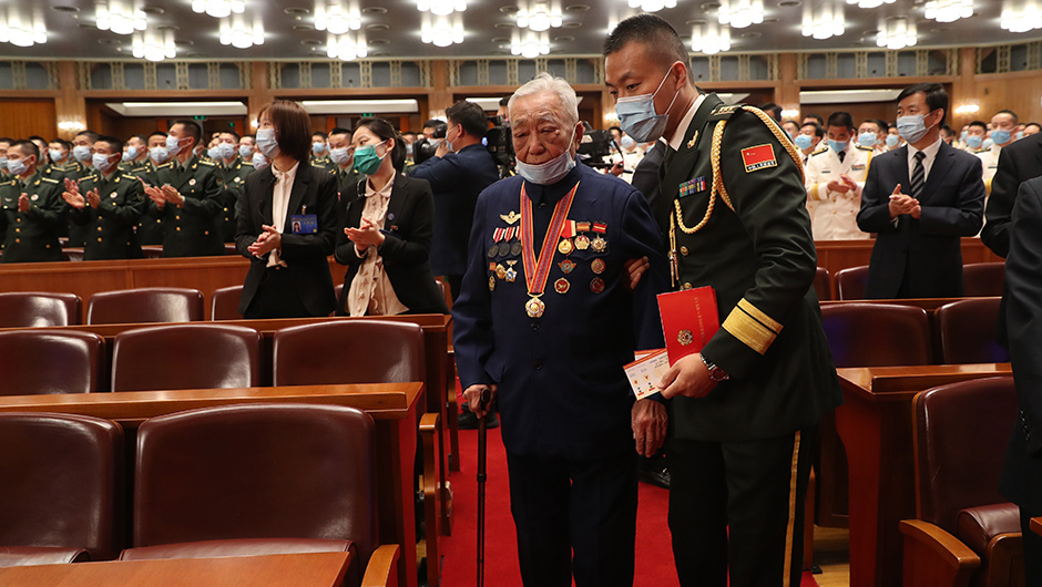 志愿军老战士、老同志入场