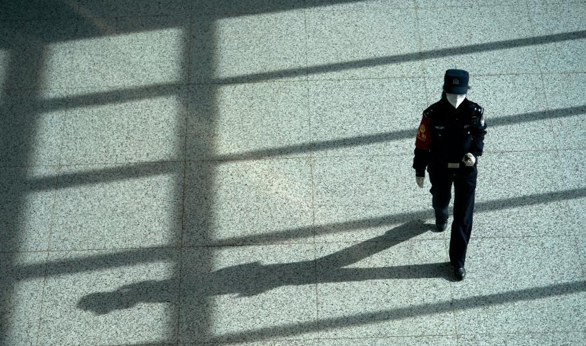 为抗疫，这个警察家庭同城相望