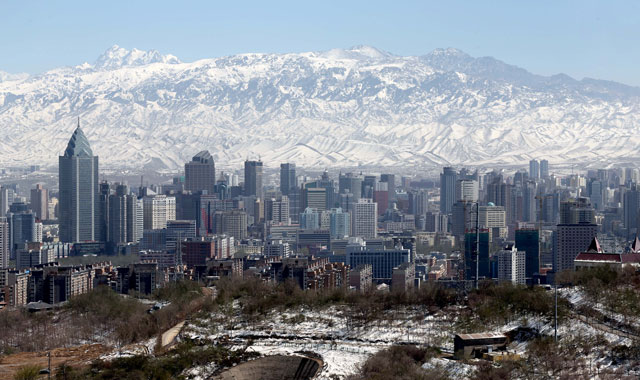 雪山下的乌鲁木齐