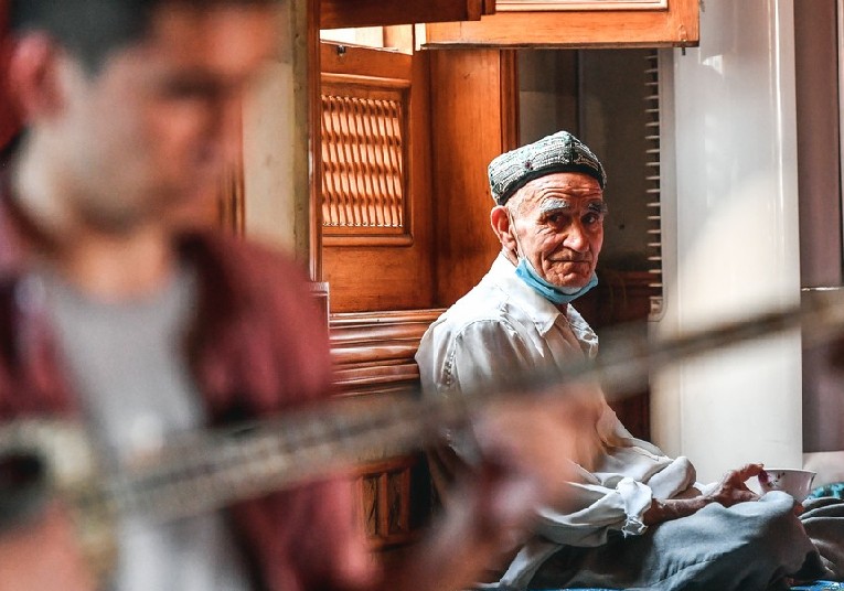 弹起心爱的热瓦甫