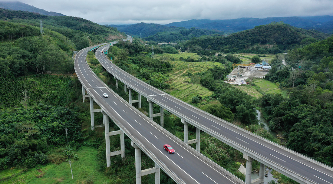 高速公路、高速铁路里程居世界第一 交通运输体系不断完善