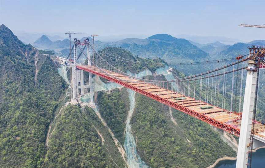 贵黄高速阳宝山特大桥主桥顺利合龙