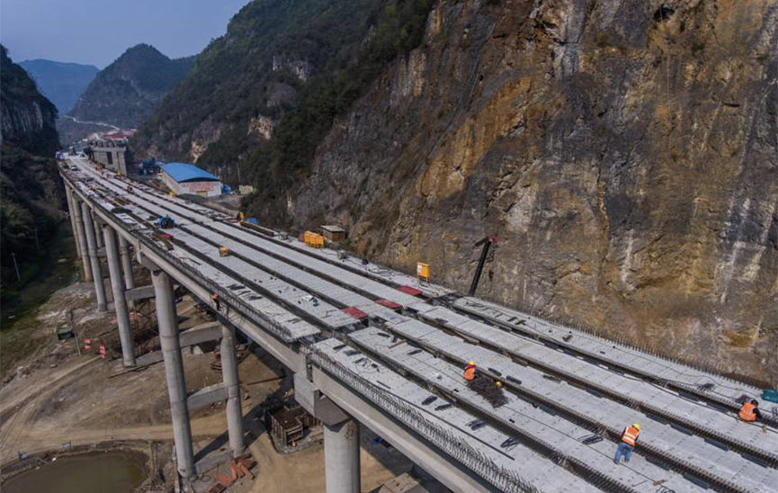 镇赫高速毕节段施工正酣