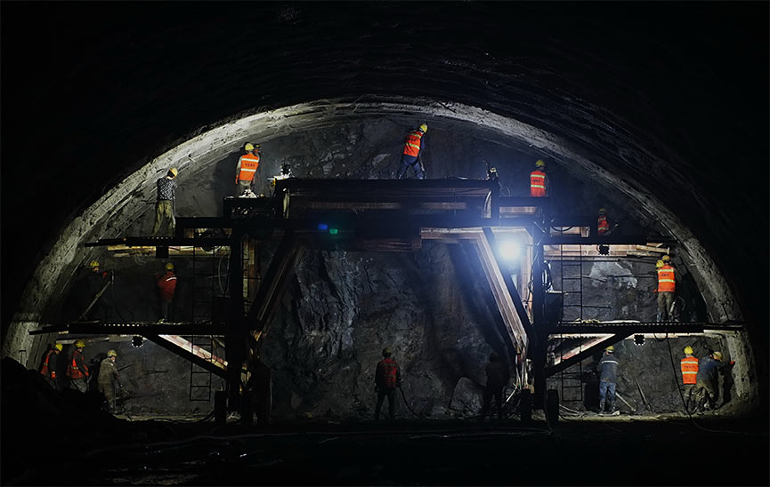 京秦高速遵秦段施工正酣