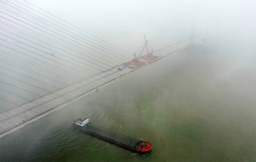 赤壁长江公路大桥成功合龙