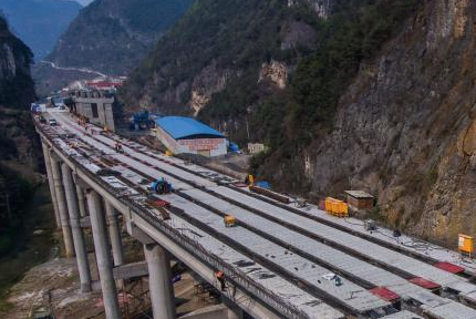 贵州毕节：镇赫高速毕节段施工正酣