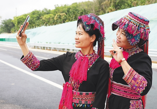 路通财通产业通 山连海连民心连