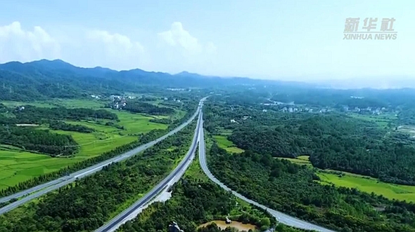 这条高速串起了“千年瓷都”和“最美乡村”