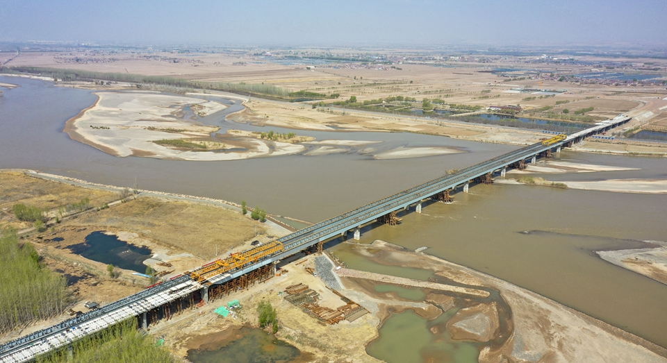 乌玛高速公路控制性工程镇罗黄河特大桥合龙