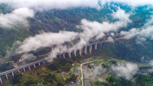 “蛟龙”穿云山 峻岭变坦途