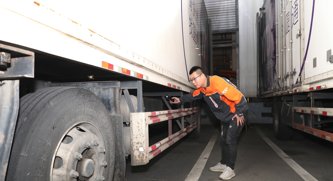 上海：越夜越忙碌 探访高速公路旁的快递转运中心