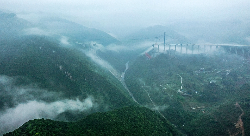 贵州仁遵高速大发渠特大桥建设进展顺利