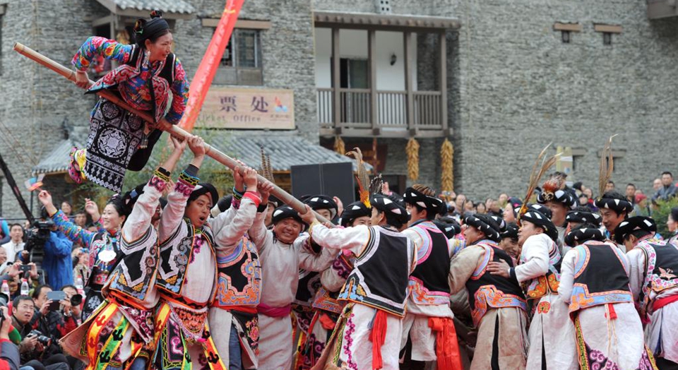 在路上，品味民族团结的芬芳