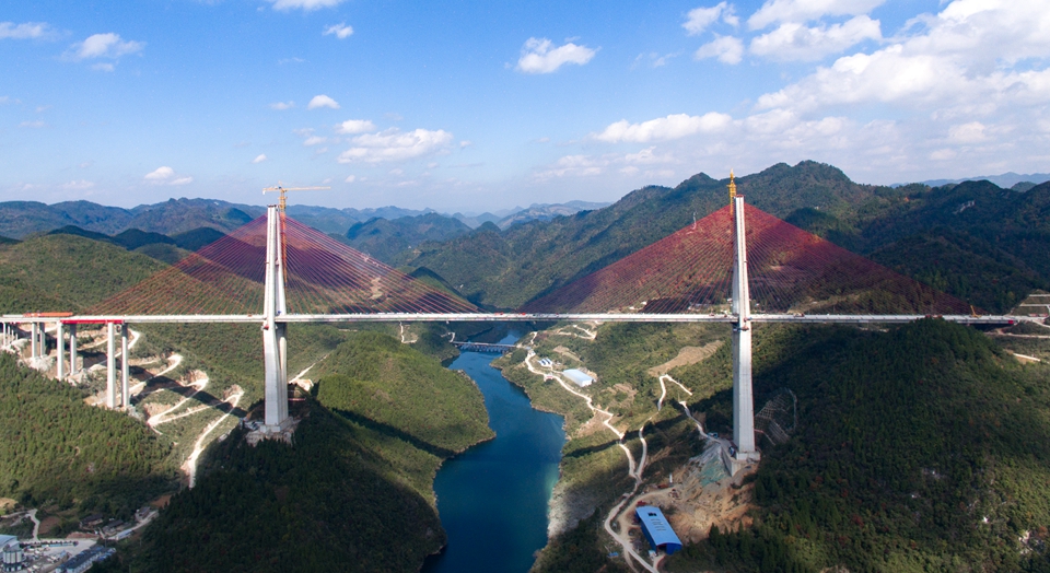 昔日雄关如铁，今朝如履平地