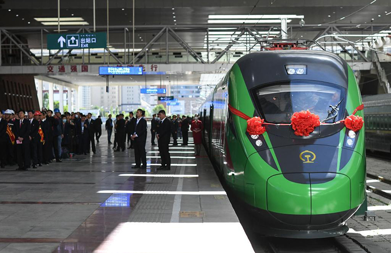 感受中国速度！踏上西藏首趟复兴号列车“绿巨人”