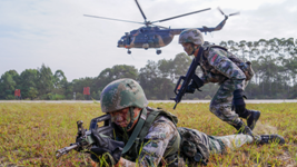 直击第74集团军某特战旅&ldquo;剑锋对决&rdquo;比武