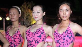 世界旅游小姐安徽赛区年度冠军总决赛佳丽进行泳装展示