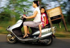 湖北3000名农村学生自带课桌上学