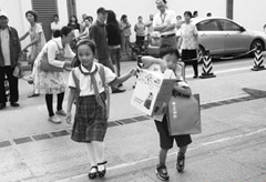 济南一校长亲自劝阻教师节送礼