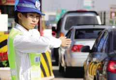 天津高速公路工作人员:让"免费通行"走得更好