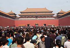 带薪休假制度不完善致长假期间景区拥堵