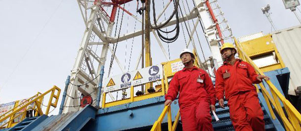 技术人员在检查新疆塔里木油田克深1井钻机业状况