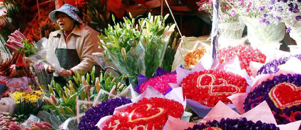 花农在昆明尚义街的花市叫卖鲜花