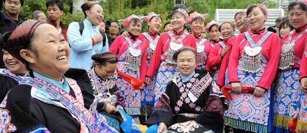 苗族群众在“贵阳民族团结活动周”活动中展示刺绣技艺