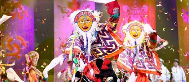这是第四届全国少数民族文艺会演中，西藏藏戏团的演员在表演新编藏戏《金色家园》