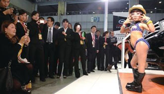 武汉车展多名女童车模穿比基尼登场引争议