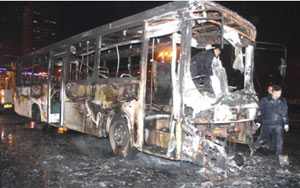 哈尔滨一公交车行驶中突然着火 被烧成空壳(图)
