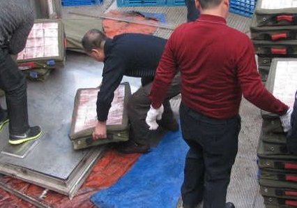 运钞车高速路侧翻 警方护卫6亿现钞安全转移