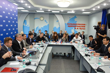 中共专家组向俄主要政党宣介十八大精神