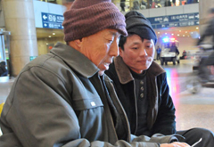 两代农民工:编织袋vs拉杆箱