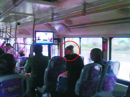 老太公交车指责农民工:穿得脏就该走路回家