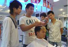 90后农民工:没觉得和白领有什么不同