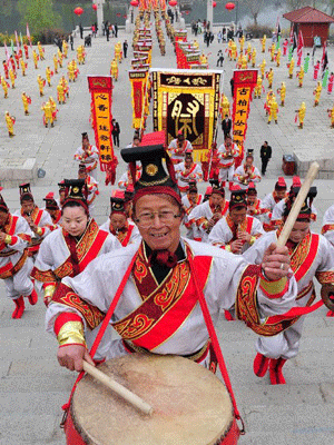 祭祀队伍走向祭祀广场