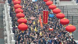 前来祭祀的人们前往祭祀广场